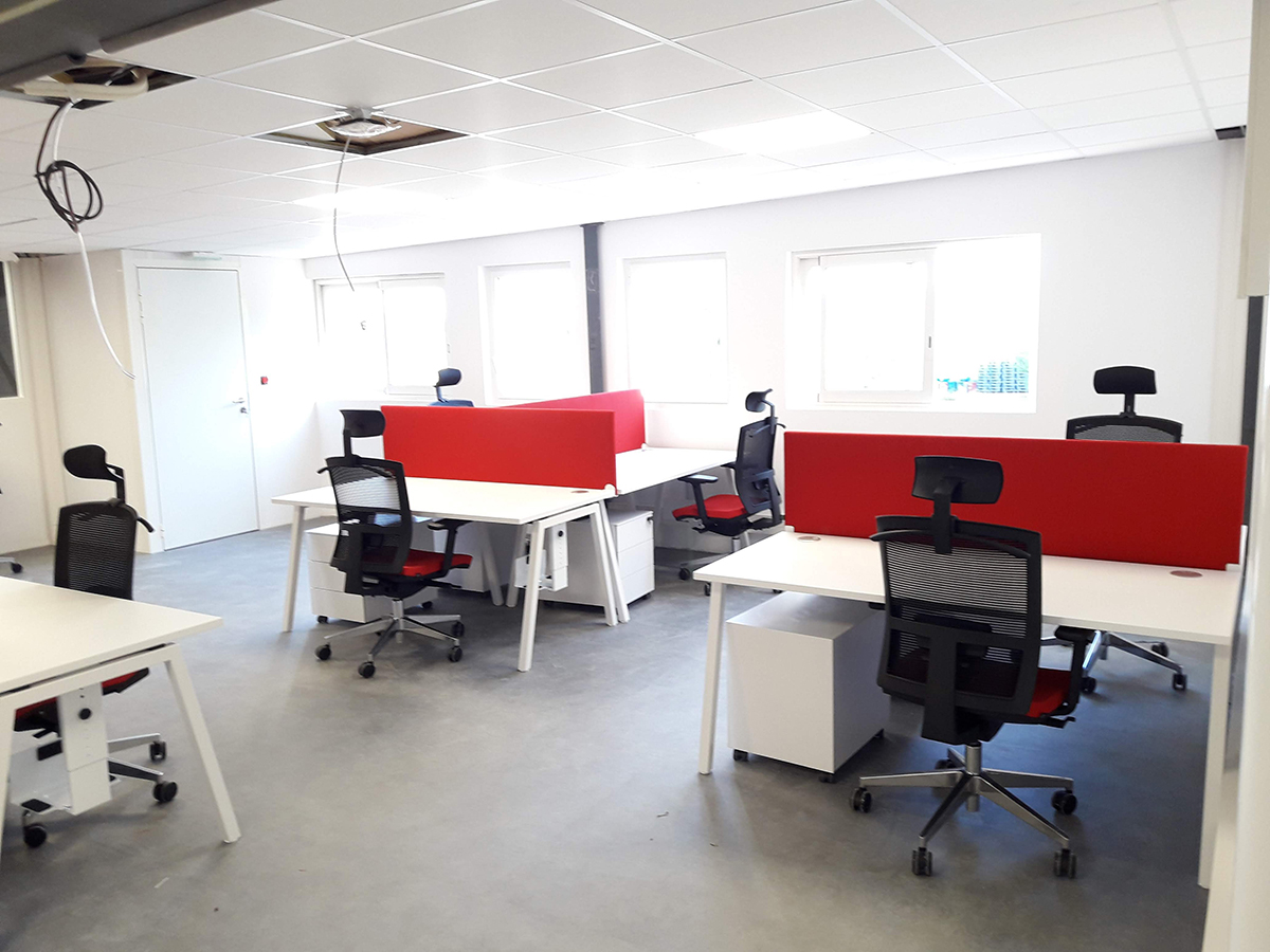 open space rouge et blanc en construction EUROS IPB Office Solutions