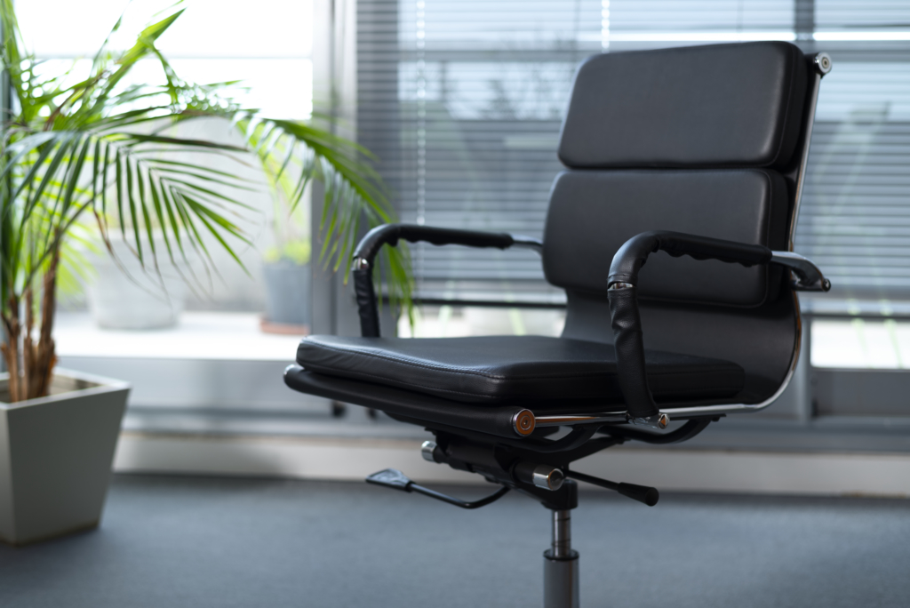 nature-morte-d-une-chaise-de-bureau-a-l-interieur